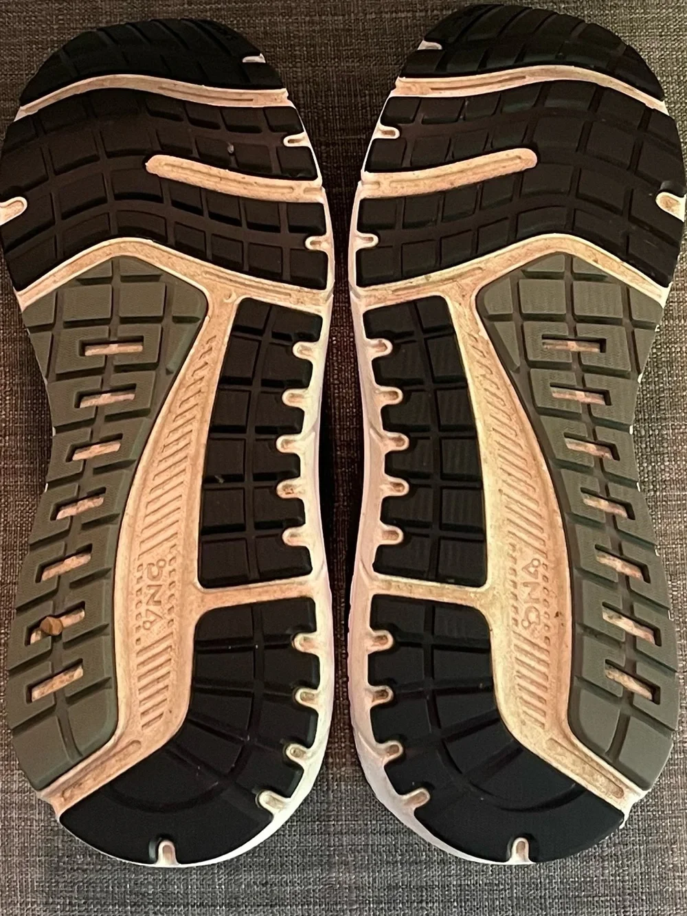 Brooks beast 20 men’s running shoes/black/10D